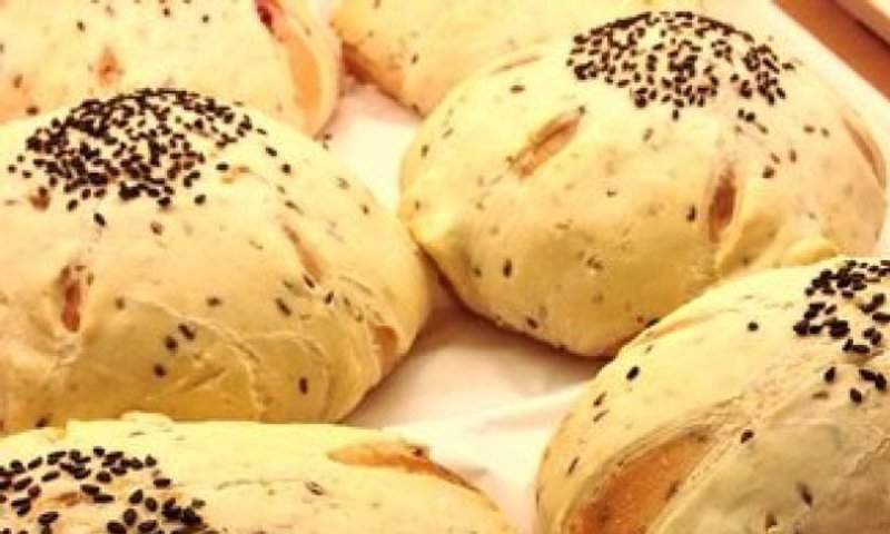 عيش بالجبن